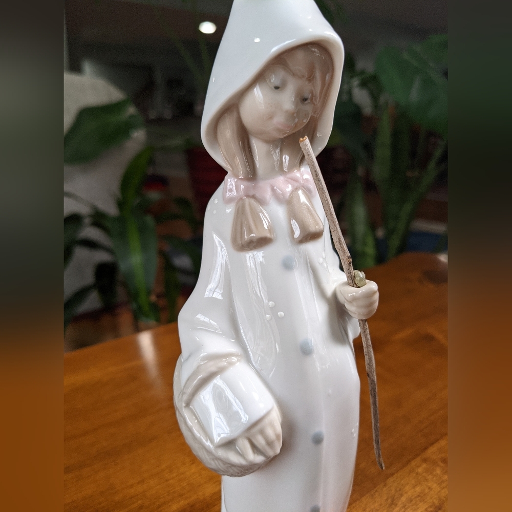 Shepardess with flower basket